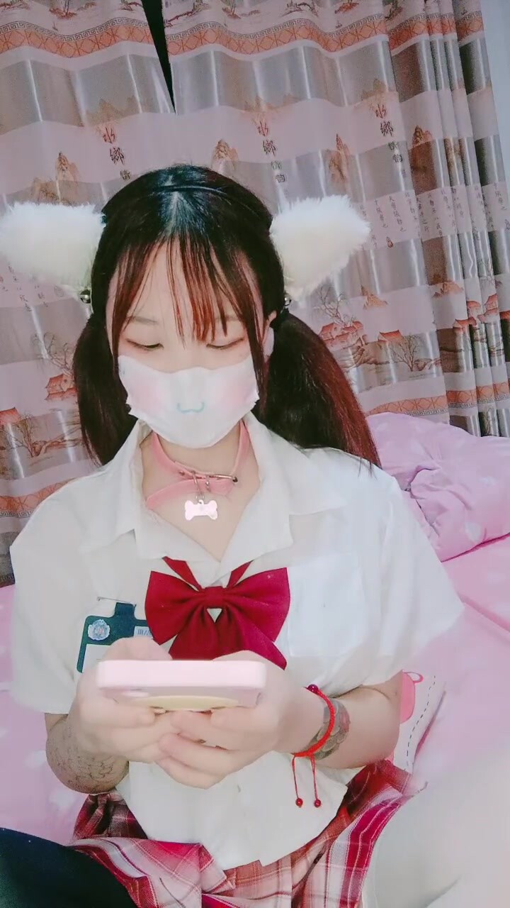 二次元雙馬尾美少女，雙馬尾超級嫩，JK裝黑絲襪貓耳朵，居家被炮友幹，白虎饅頭肥穴，騎乘位後入爆操