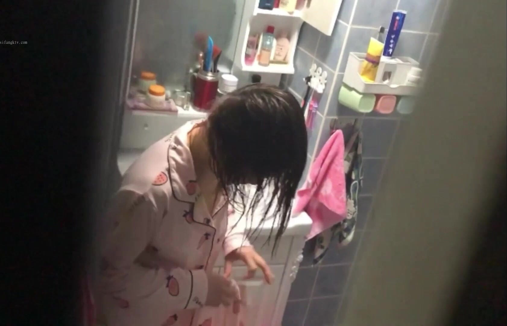 冒死爬窗偷窺樓下的少婦洗澡一邊洗澡一邊訓斥小孩