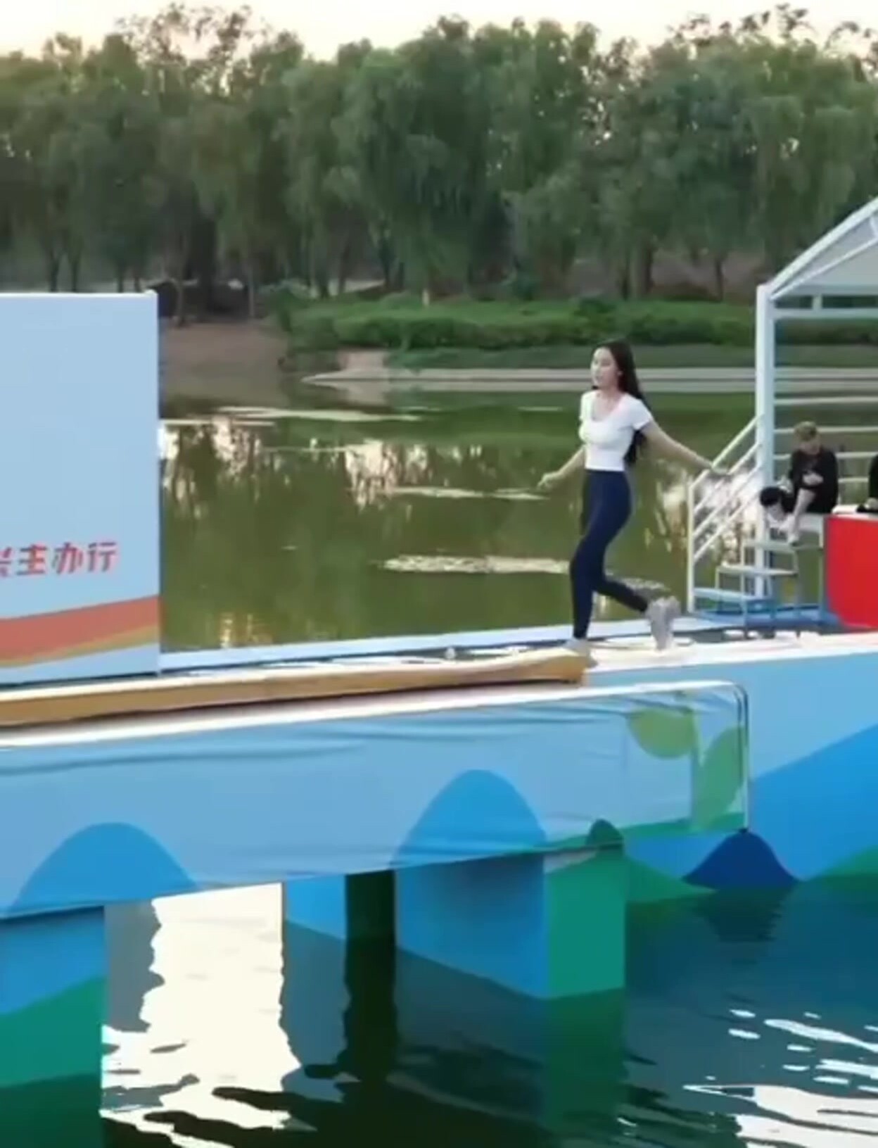 快樂向前衝 快手網紅 姜姜 落水露奶影片全網瘋傳