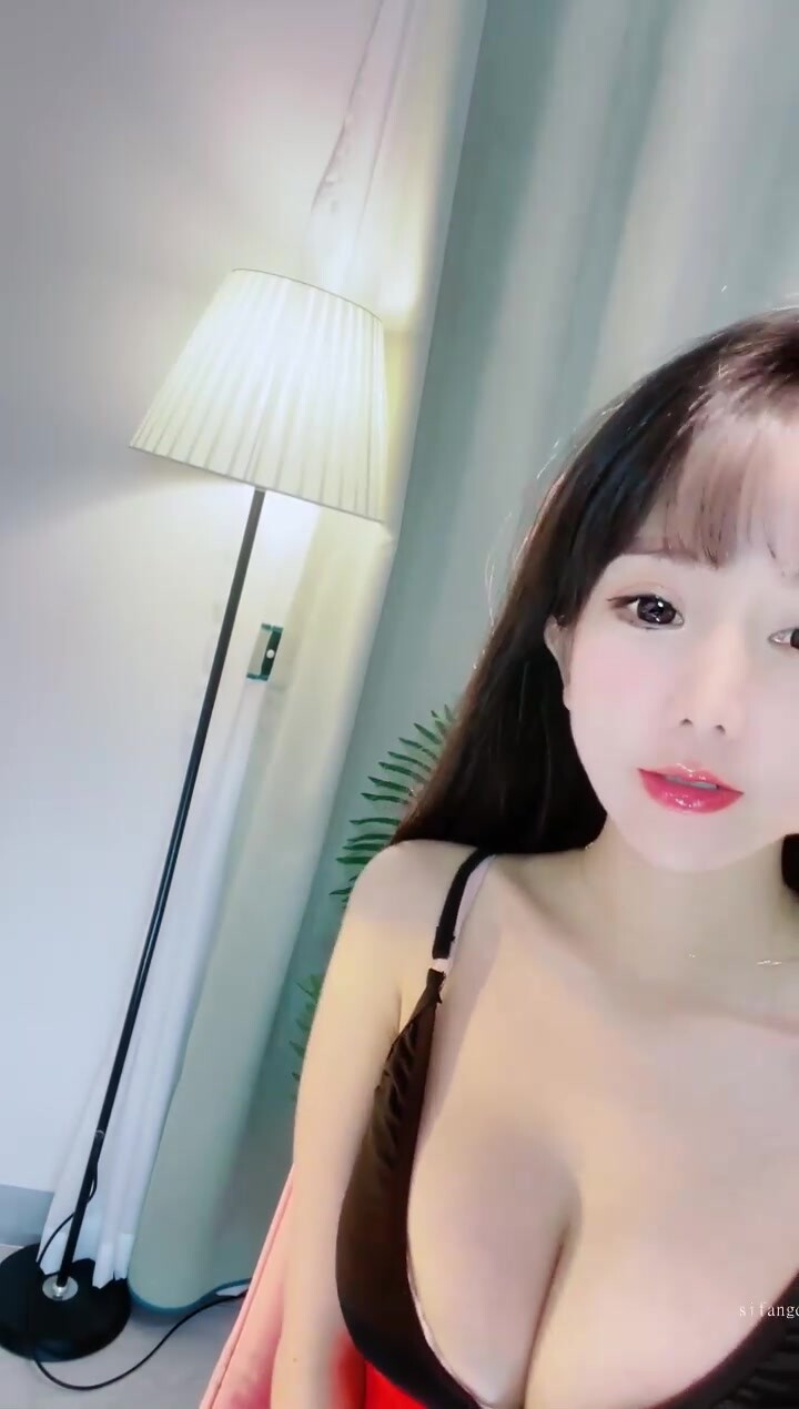 仙女下凡【頂級新人綠播女神下海 伊人兒】9分超高顏值，好美的明星級顏值動漫身材，掰嫩穴 非常粉嫩緊緻