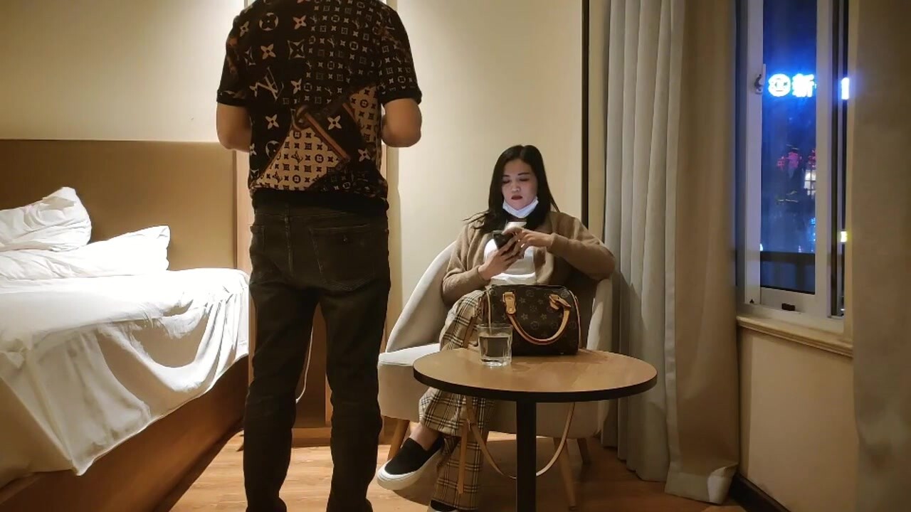 良家氣質美少婦 多久做一次 兩三天 那你還有別的人 跟我老婆 啊啊好舒服 快加油寶寶 被大哥無套內射 可惜射的太快