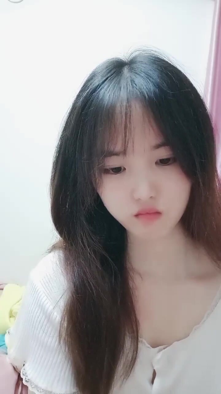 高顏值女高學生妹下海直播面對大哥們很害羞，清純的面龐白月光般的顏值 勾走多少少年的魂，如玉般酮體 酥到骨頭裡 (3)