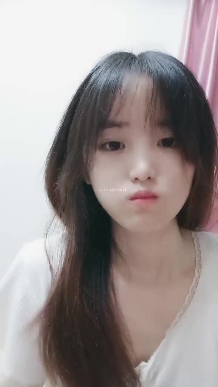 高顏值女高學生妹下海直播面對大哥們很害羞，清純的面龐白月光般的顏值 勾走多少少年的魂，如玉般酮體 酥到骨頭裡 (2)