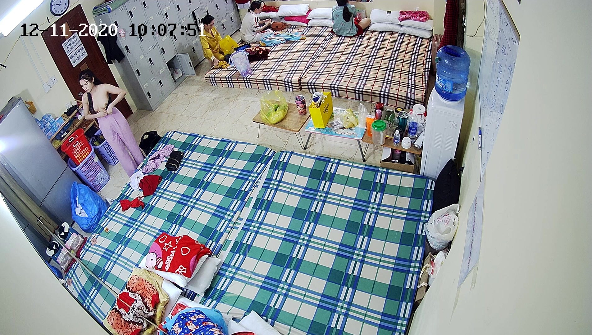 《監控破解》酒店女服務生宿舍多位大奶子美女換衣服 (1)