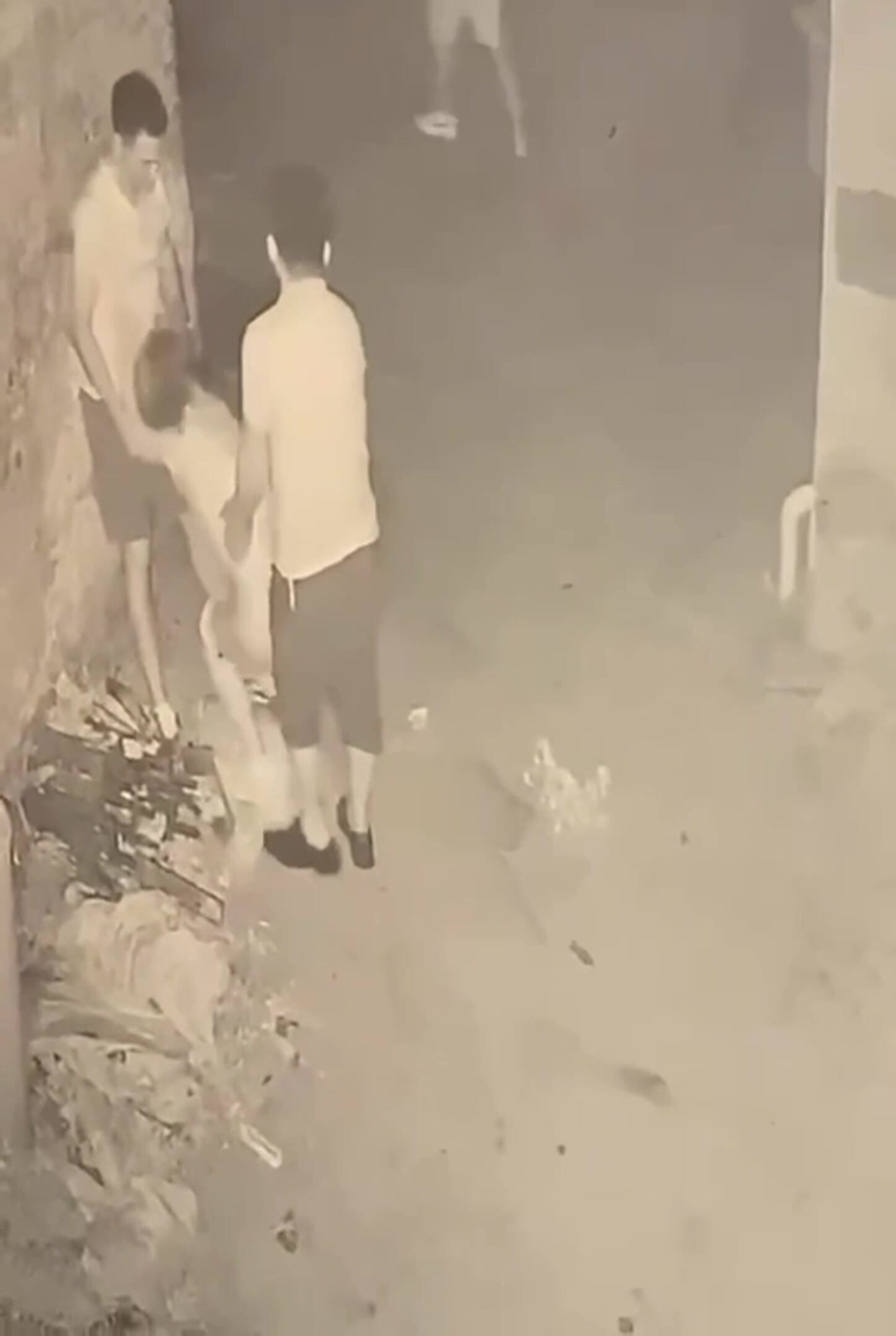 山東青島一女子街頭醉酒後被兩人拉至路邊強姦 女子被兩男子前後夾雞！