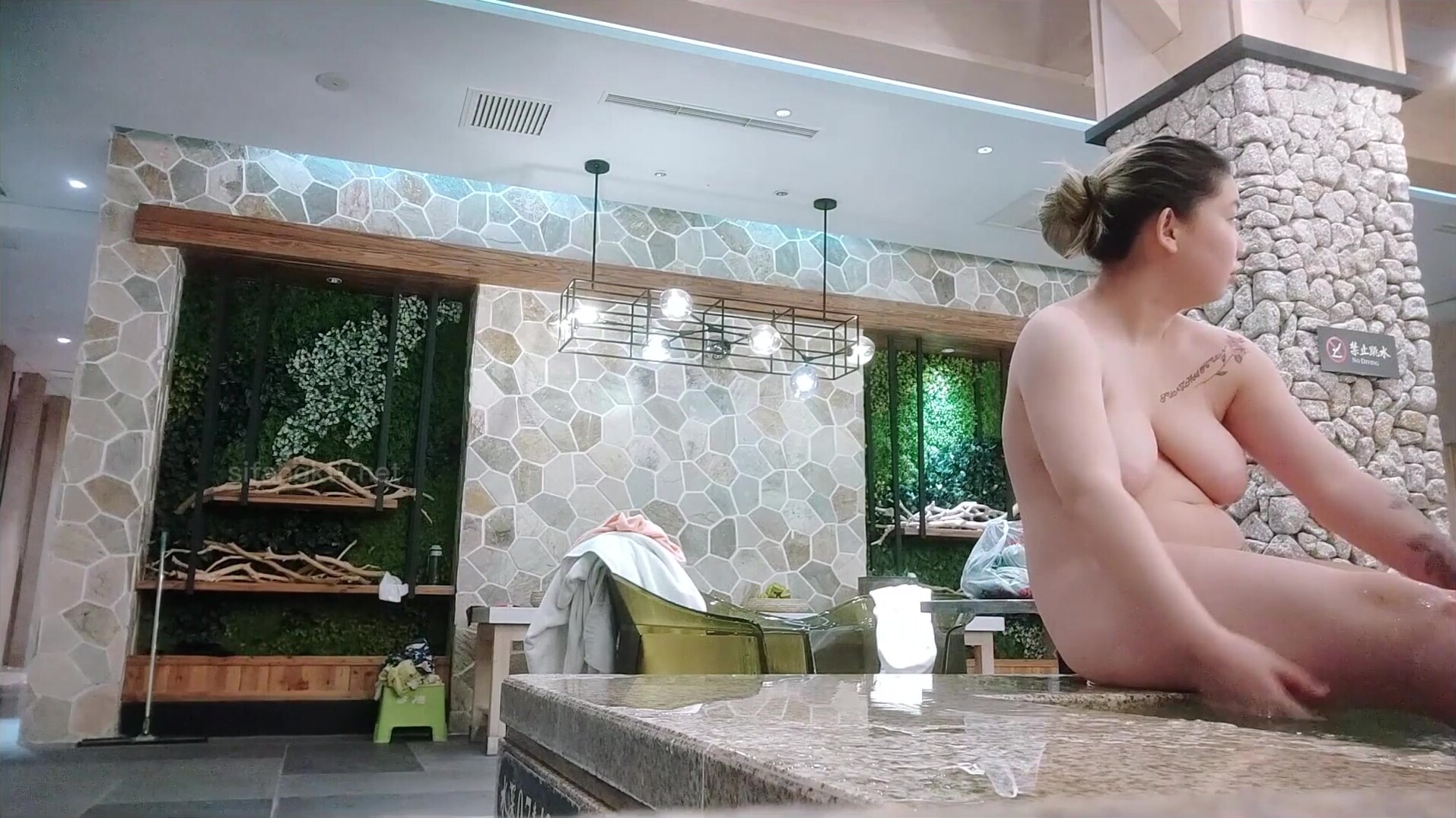 澡堂子內部員工偷拍這次盯上了木瓜奶少婦洗澡泡湯
