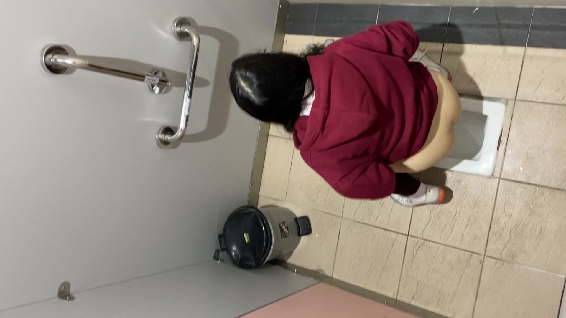 TWTP 大學女廁全景偷拍幾個漂亮小姐姐的極品美鮑魚 (2)