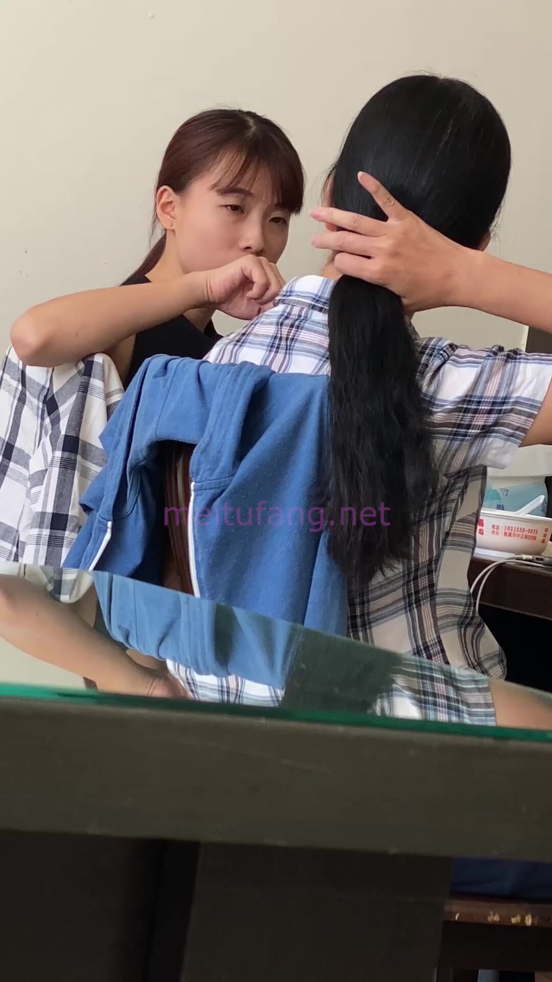 TWTP 小吃店女廁全景偷拍多位漂亮的美少婦噓噓臨場感十足2 (5)