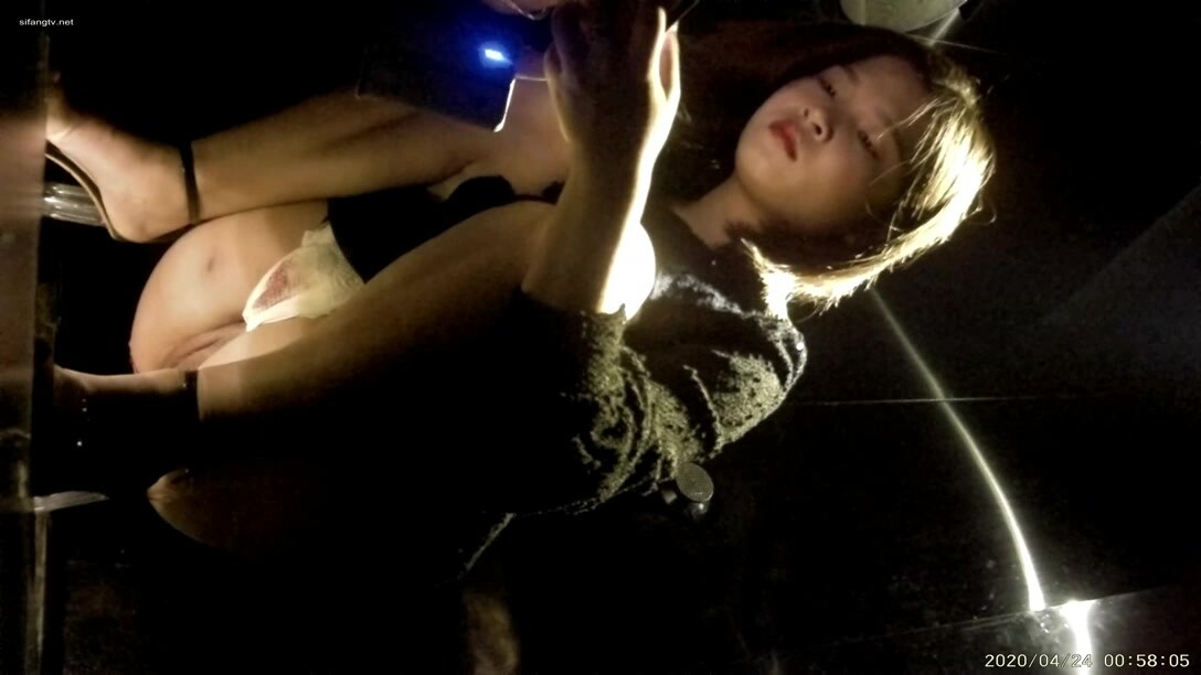 酒吧女廁全景偷拍高跟美女的極品無毛饅頭B