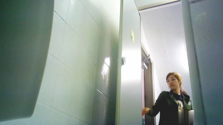 韓國廁拍大神潛入美女如雲的商場女廁偷拍美女尿尿豹紋內褲美女的毛濃密黑