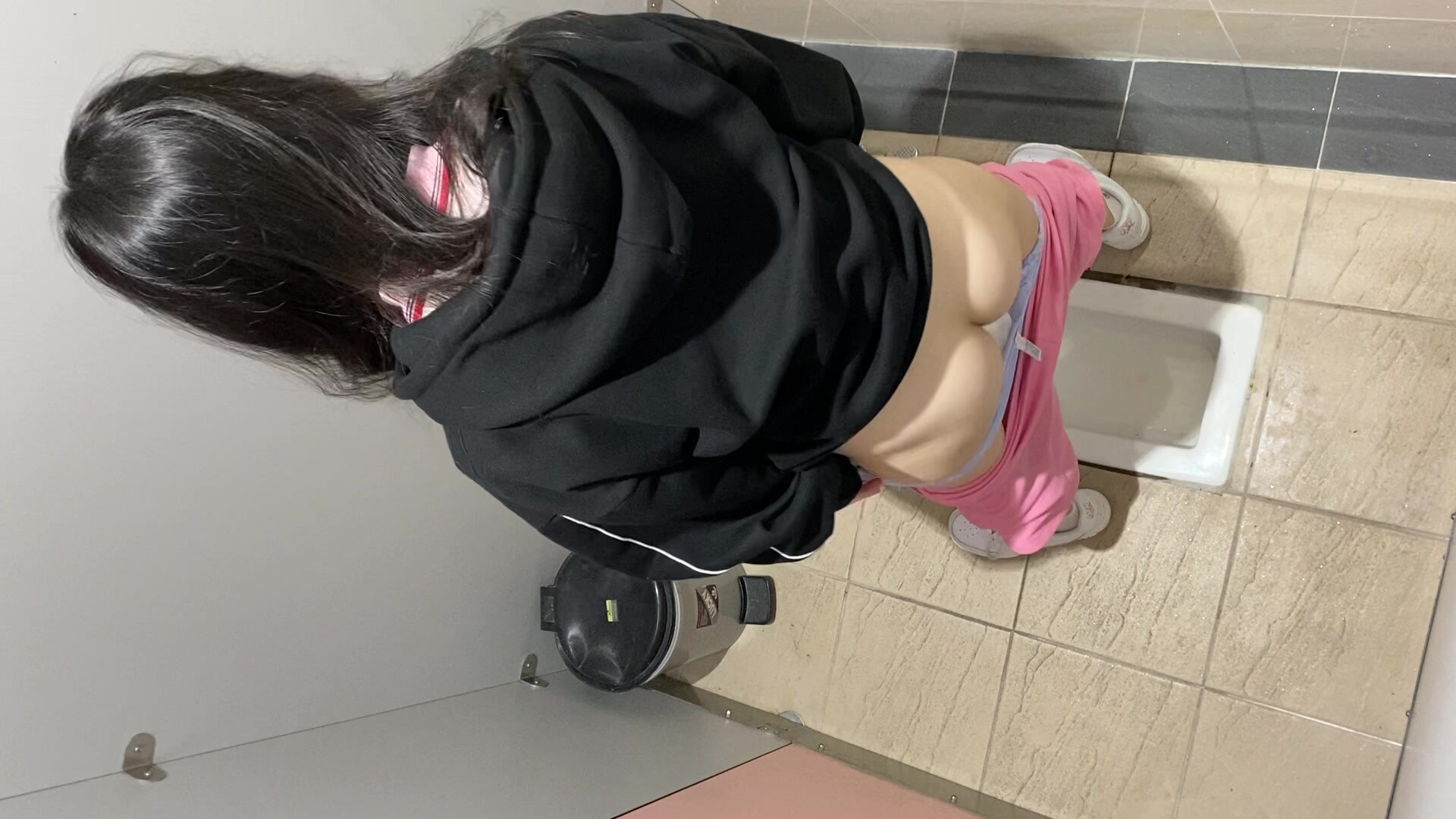 TWTP 大學女廁全景偷拍幾個漂亮小姐姐的極品美鮑魚 (1)