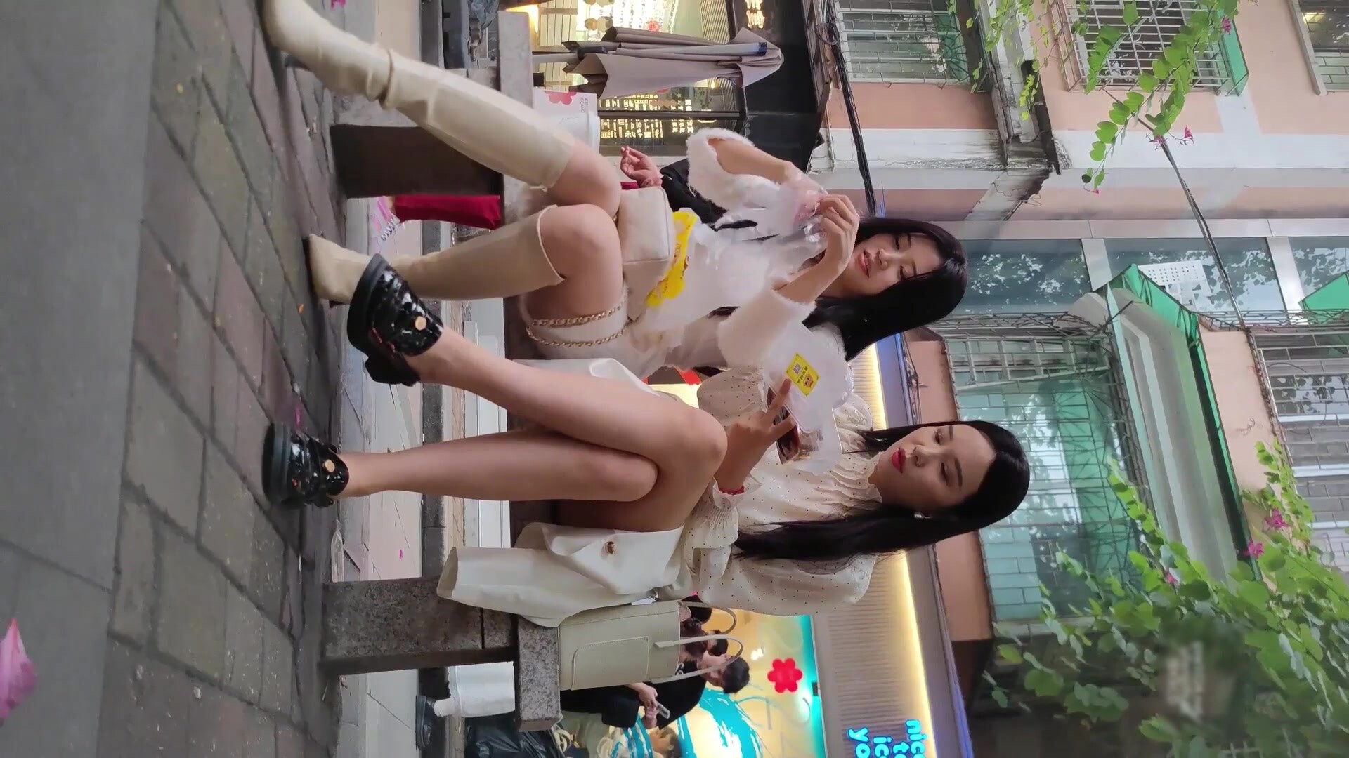 尾隨偷拍黑色短裙氣質美女和閨蜜逛街一箭雙鵰雙抄底雙馬尾絲綢旗袍小姐姐性感腿環吊帶黑絲花紋內