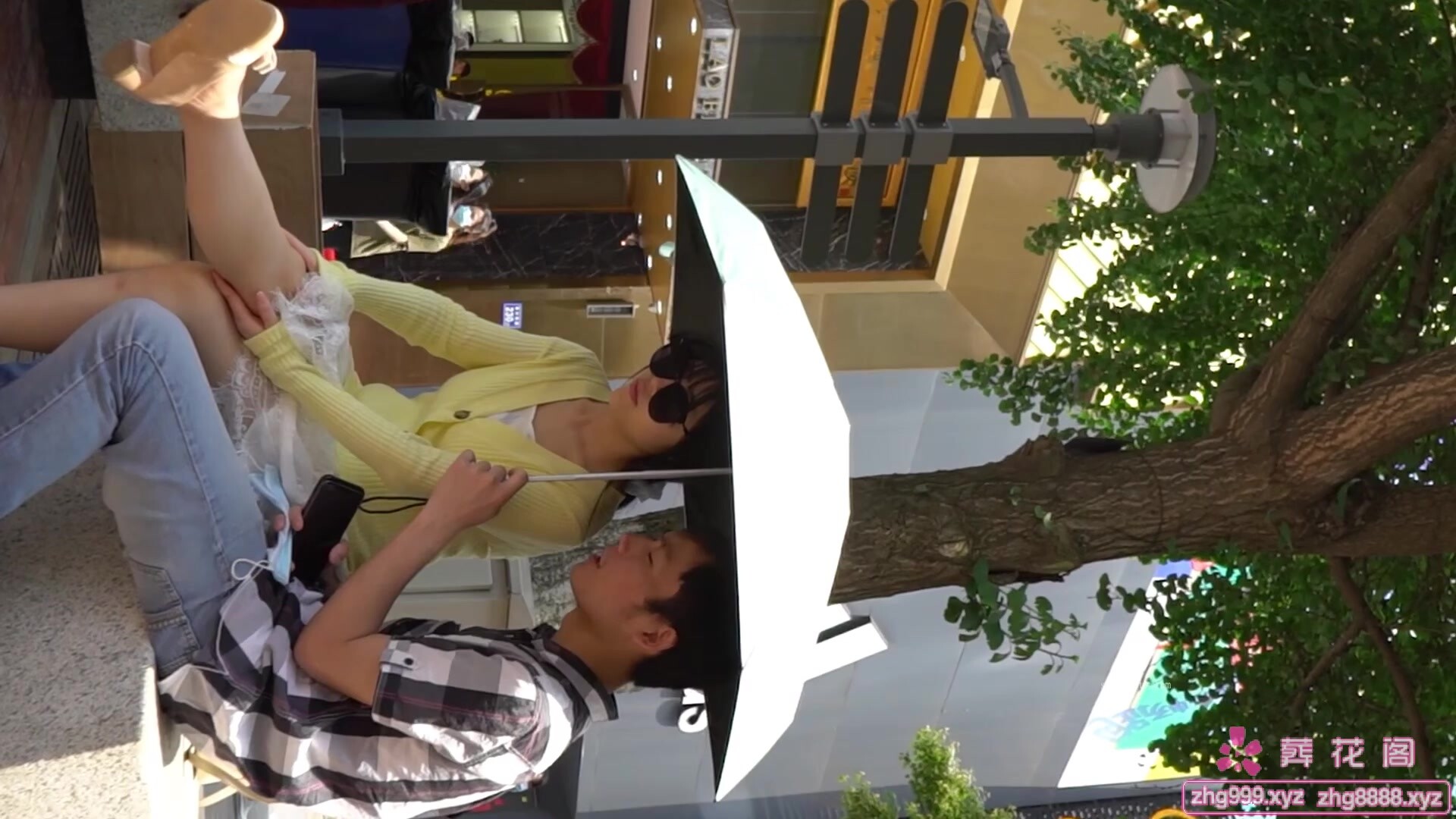 清涼一夏極品CD！大神步行街抄底多位氣質小姐姐，騷T透明內陰毛清晰可見，美女發現異常差點翻車 (4)