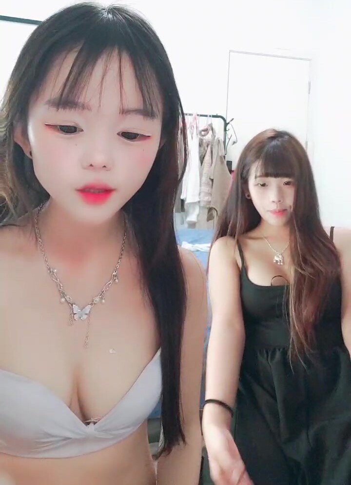 娃娃臉童顏大奶妹妹，帶閨蜜雙女誘惑，脫光光一起看穴，假屌騎乘位，翹起屁股特寫，上下襬弄欲罷不能