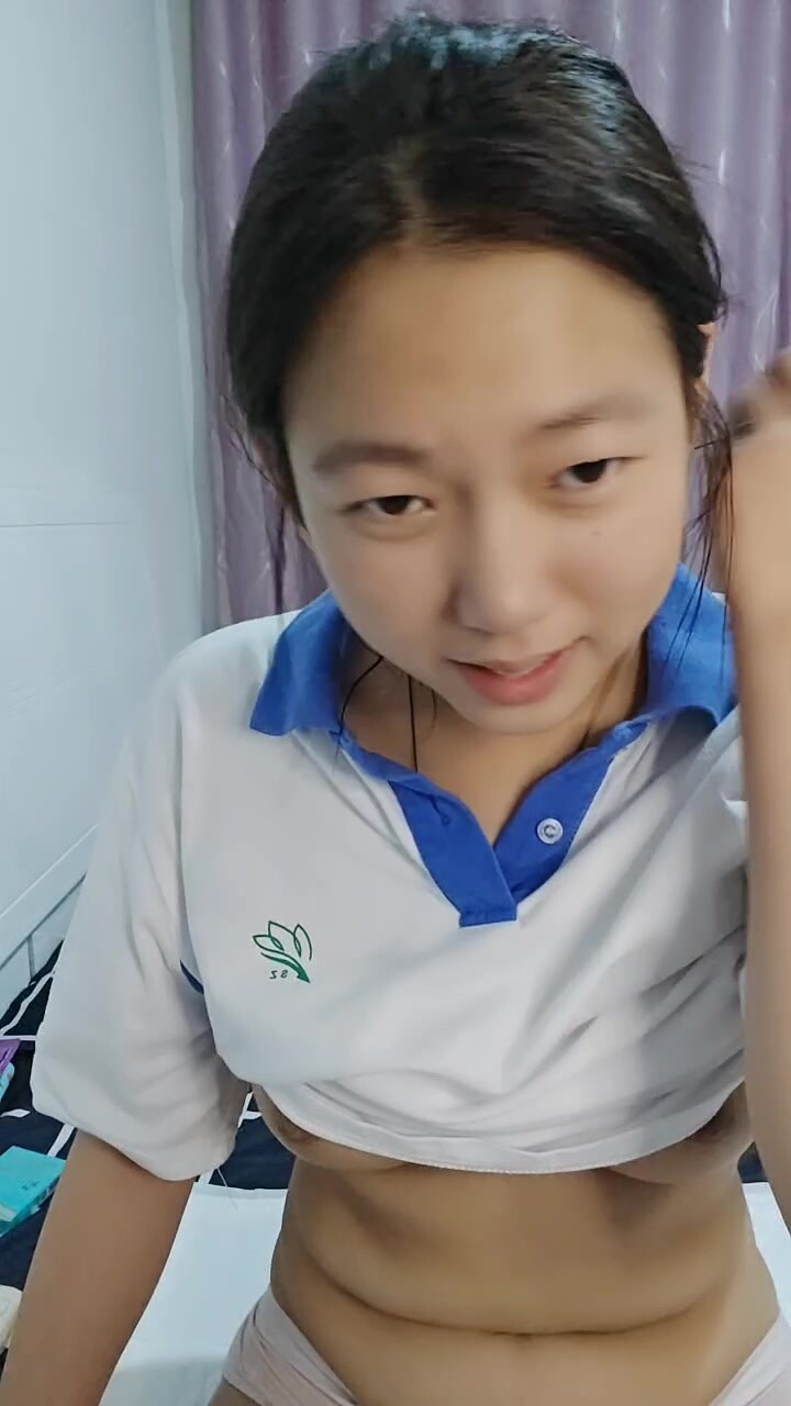 在校大學生暑假在家自己賺學費，洗白白後躺床上誘惑狼友，全程露臉跳蛋玩弄騷穴，摩擦陰蒂浪叫不止精彩刺激