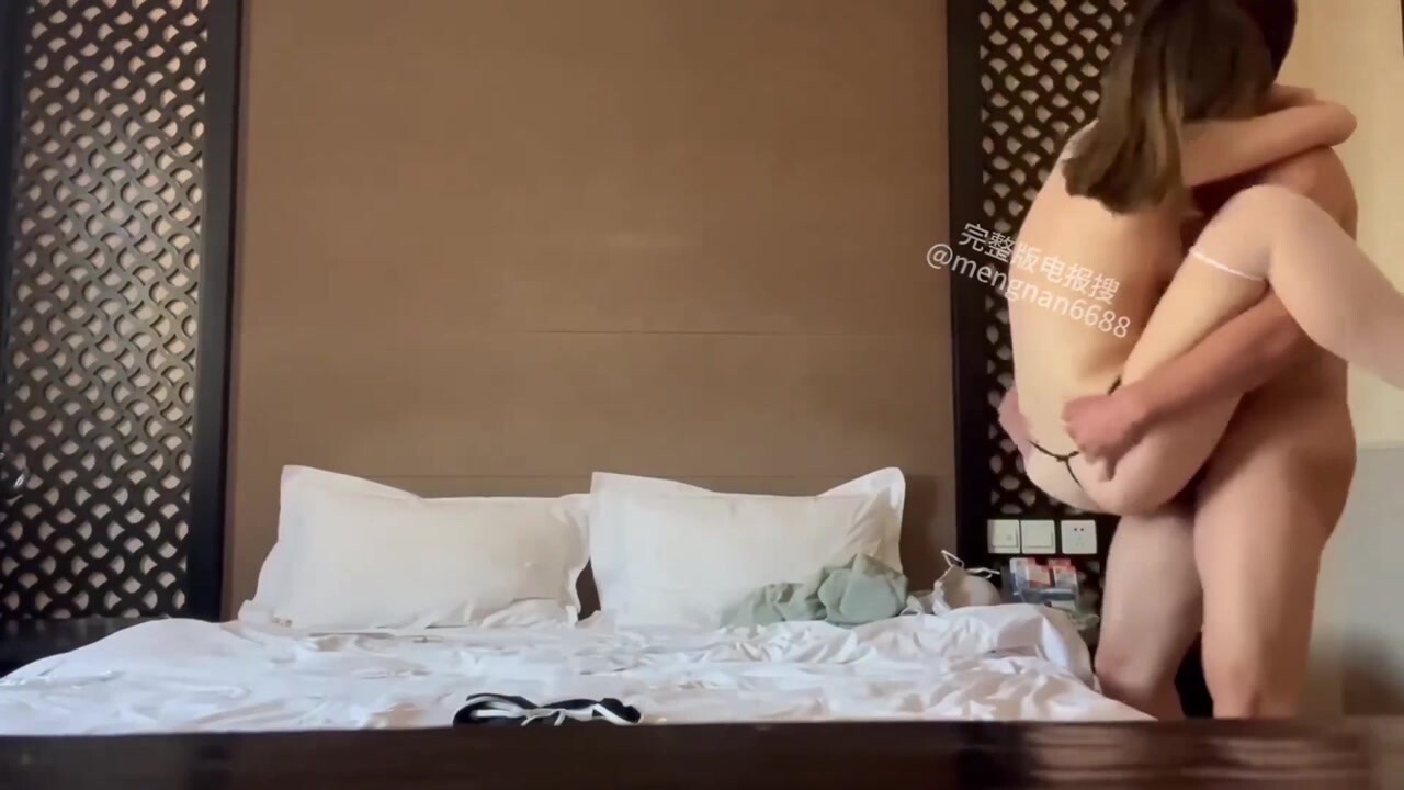 大二學妹揹著男朋友偷情，對白刺激，一直說他男朋友不行。最後抱操內射，精液全部灌進學妹騷逼裡。 (1)