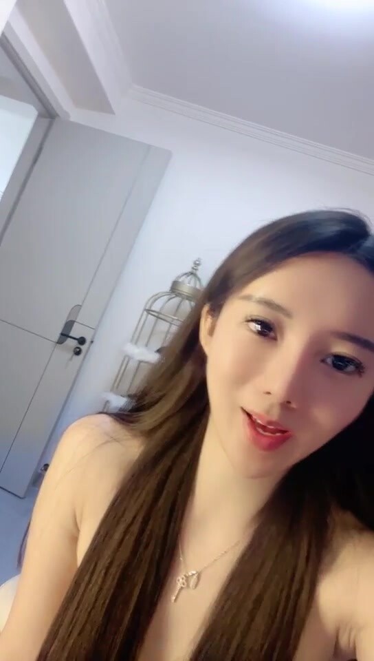 【頂級綠播女神復出】抖音熱門裸舞 不愧是學過舞蹈的，跳起騷舞來，賞心悅目 明星級別的顏值好美啊！還是個話癆 能聊 (4)