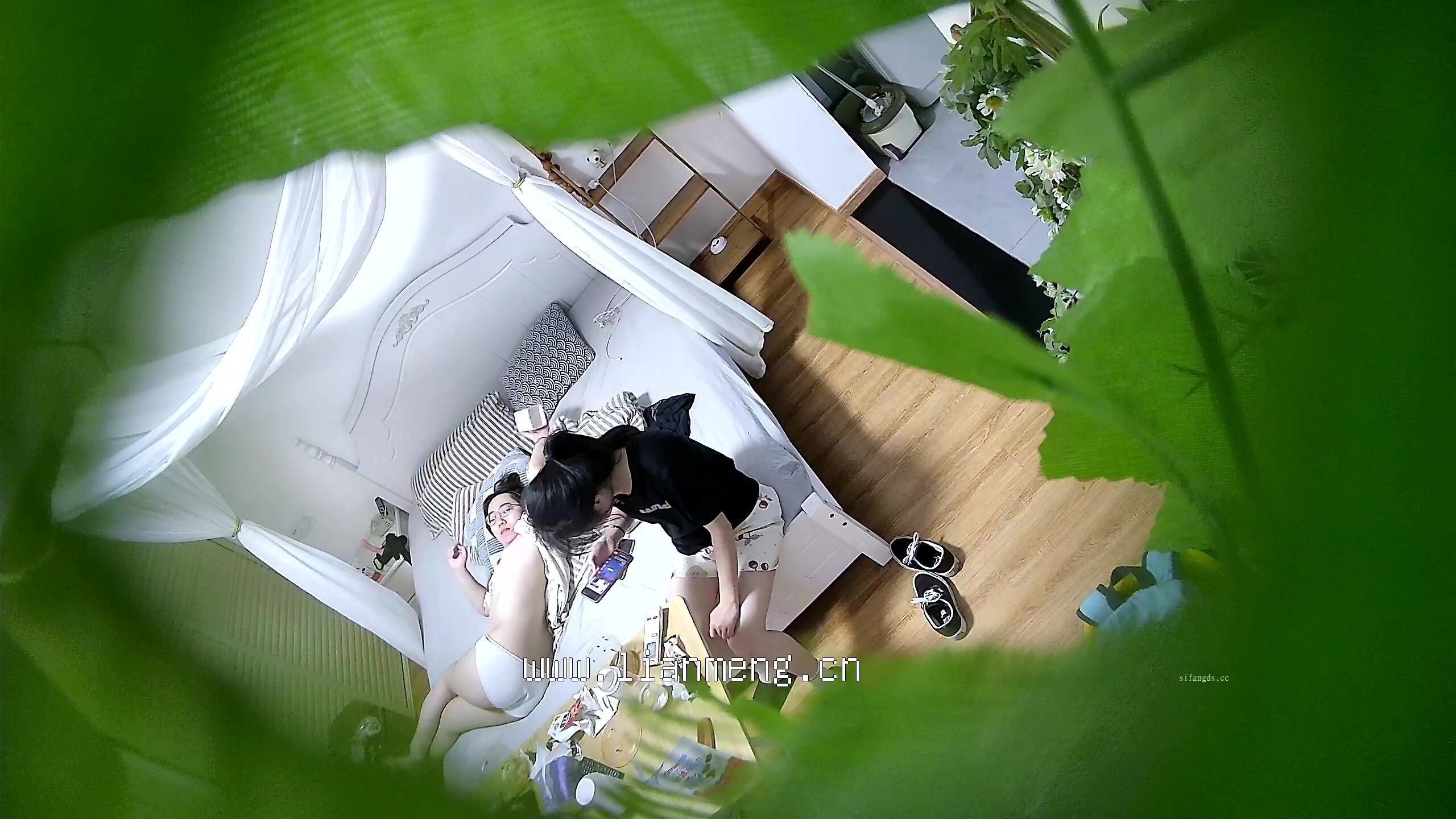 【酒店偷拍】兩個女大學生，暑假天天來開房，又親又插，找個男人不好嗎？