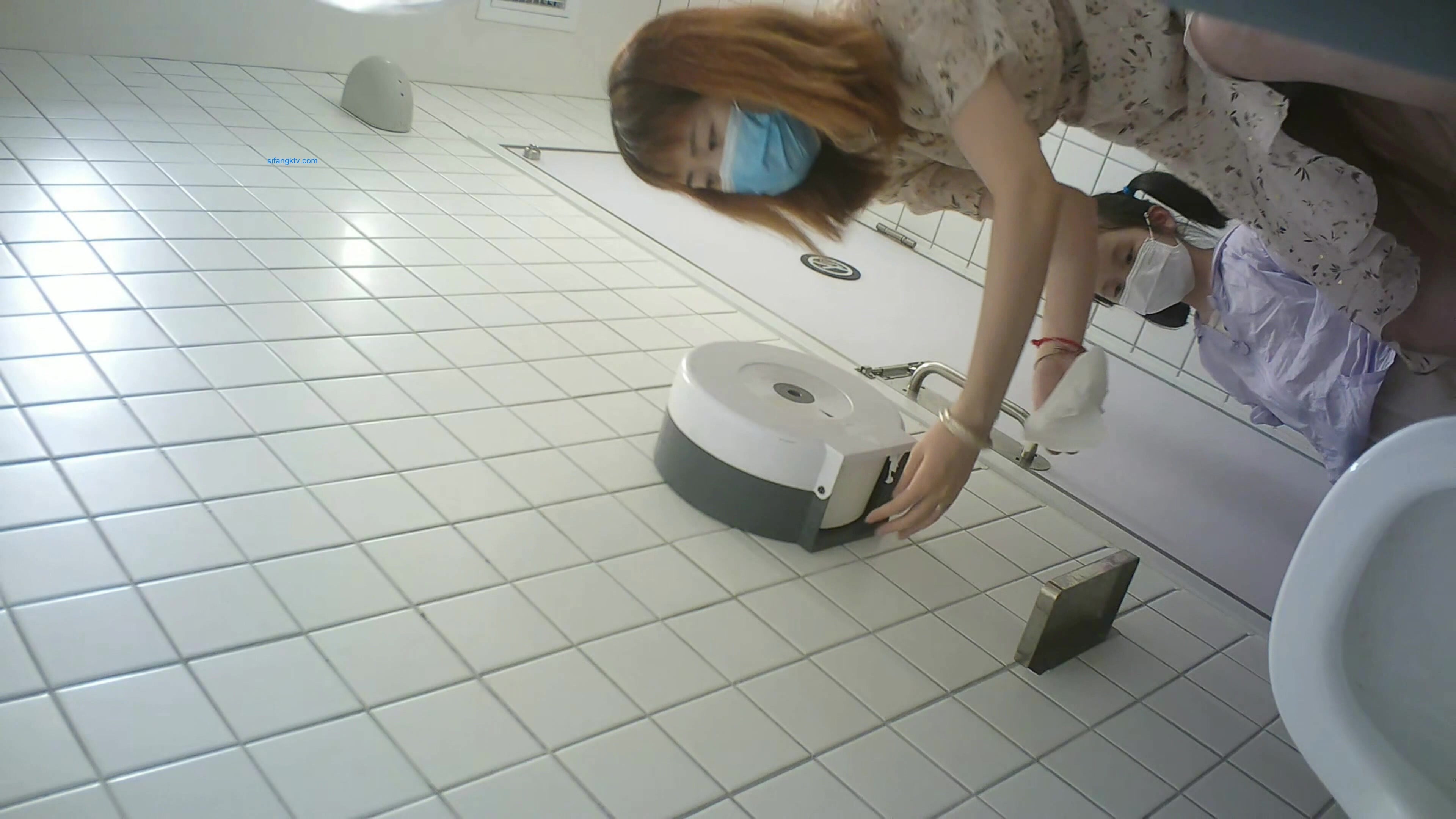 商場女廁全景後拍多位小姐姐尿尿各種美鮑一一展示 (2)