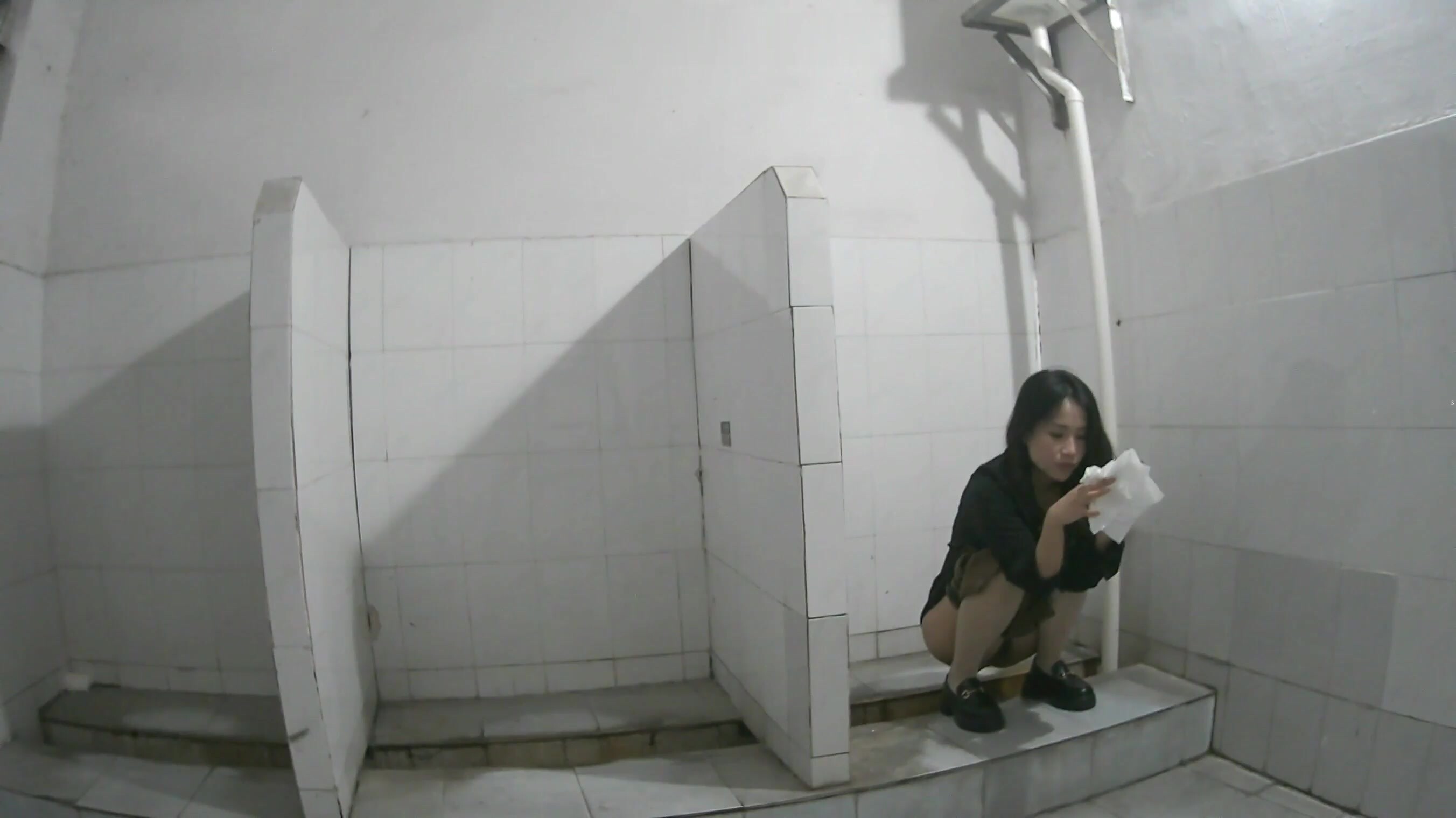 小鎮農貿市場無門公廁偷拍多位美女少婦噓噓