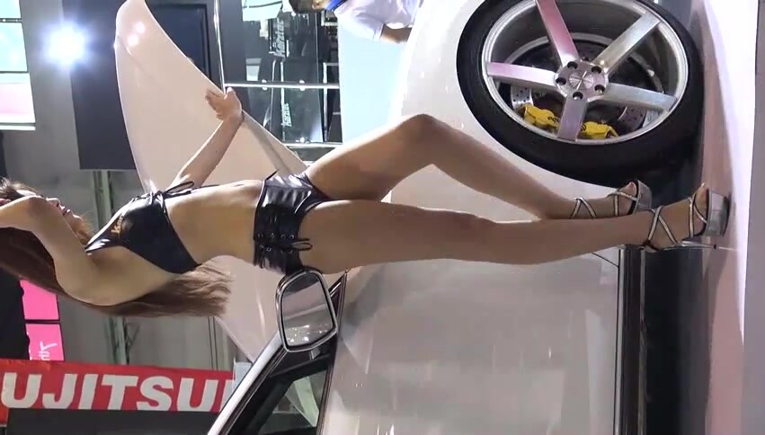 廣州車展色魔攝影師各種刁鑽角度偷拍眾多車模小姐姐各種不經意間的走光 (3)