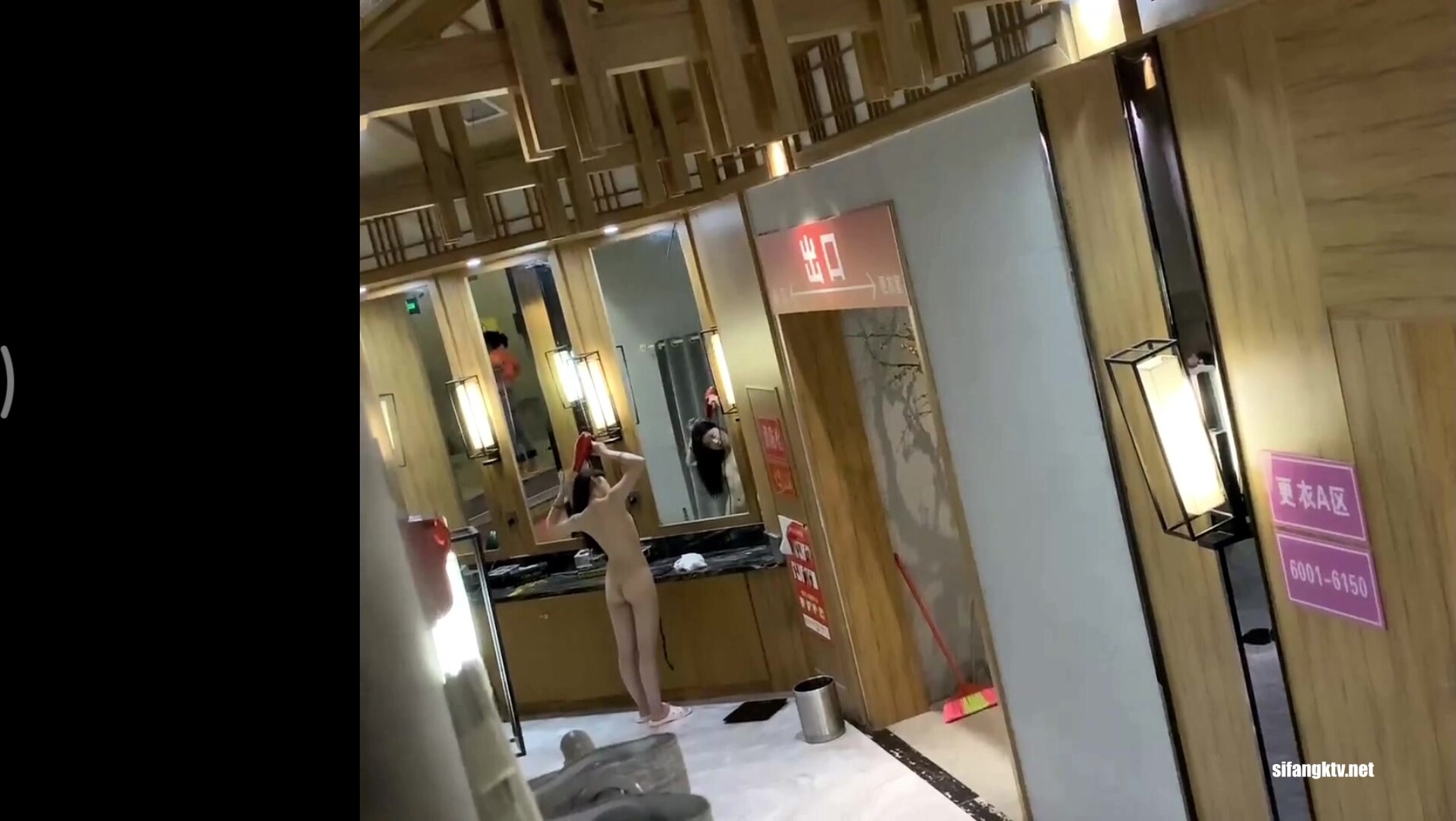 大神躲在浴室通風管看美女更衣美女喜歡扣屁眼[某房原版] (2)