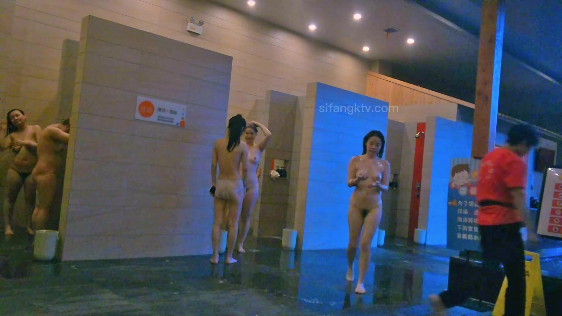 女人坑女人！洗浴酒店女士間內部真實偸拍，各個年齡段一絲不掛光溜溜站一排，相當炸眼