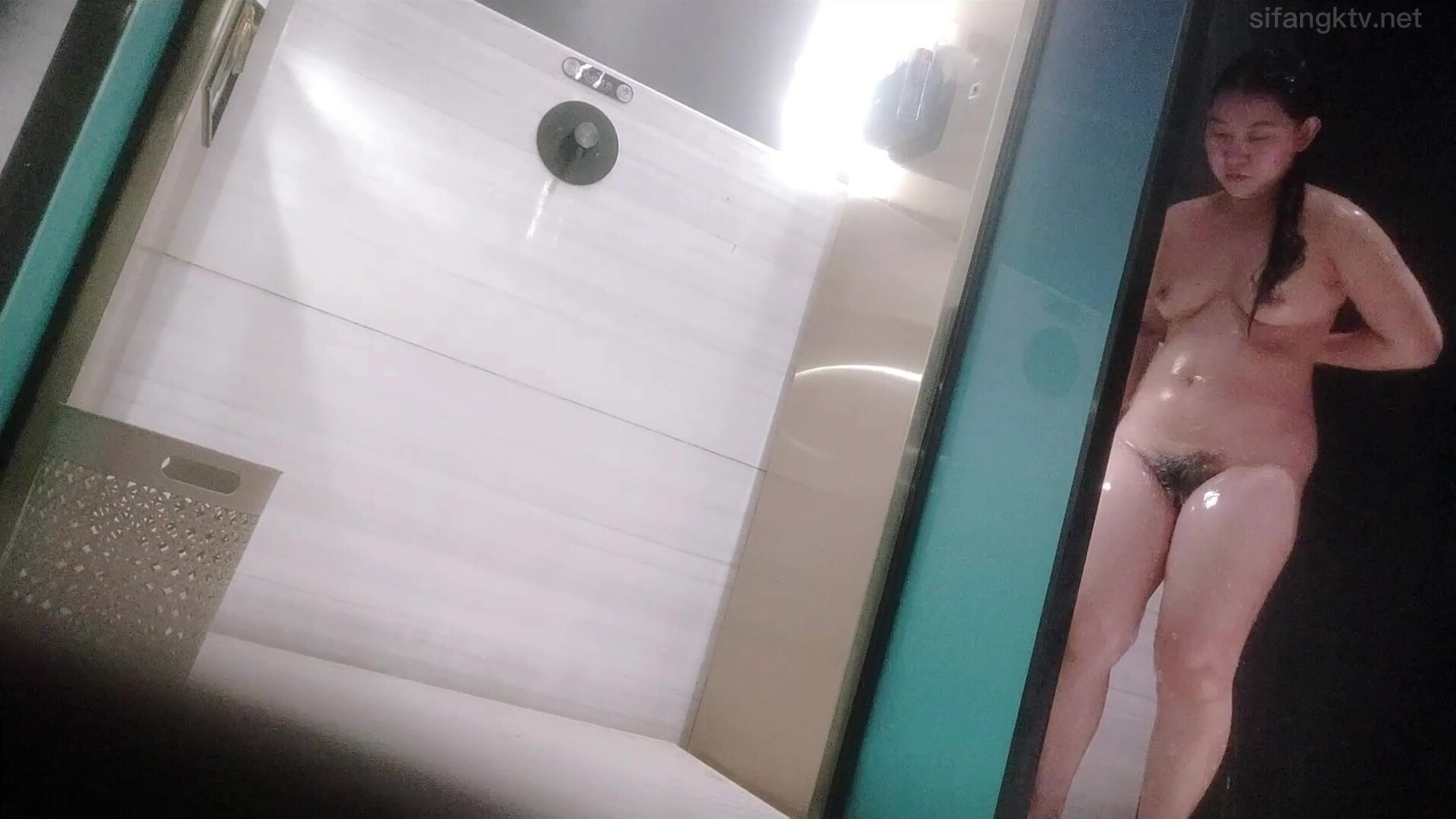 女人坑女人！溫泉洗浴女賓內部春光真實偸拍，入鏡的妹子都很有看點，巨乳肥臀性感陰毛，白嫩嫩光滑胴體看硬了