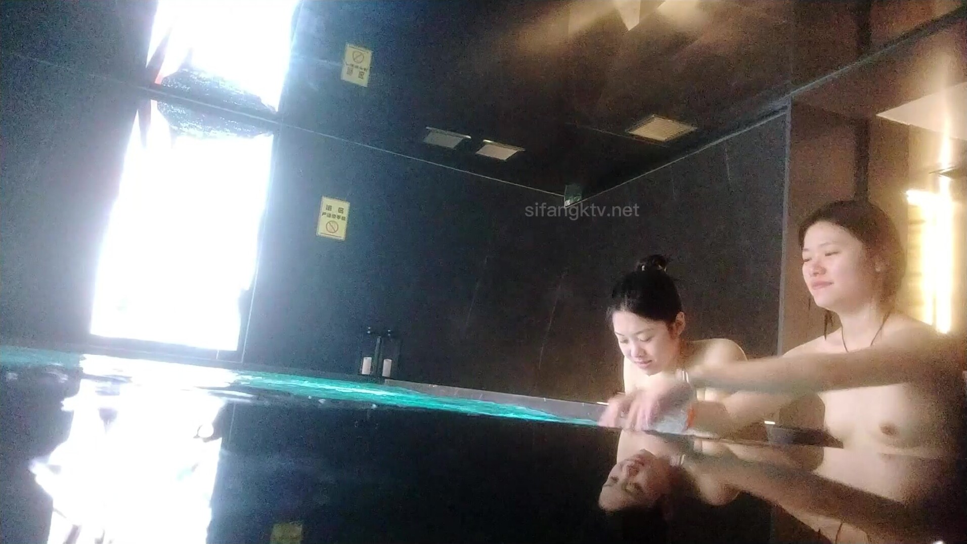貴在真實，溫泉洗浴渣女曝光女士區內部春色，專挑極品妹子拍，前凸後翹高顏小姐姐真不錯，看硬了