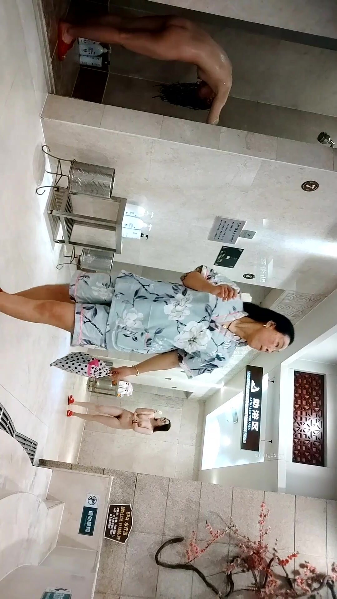 大眾浴室內部員工偷拍幾個白白嫩嫩的美少婦洗澡泡湯