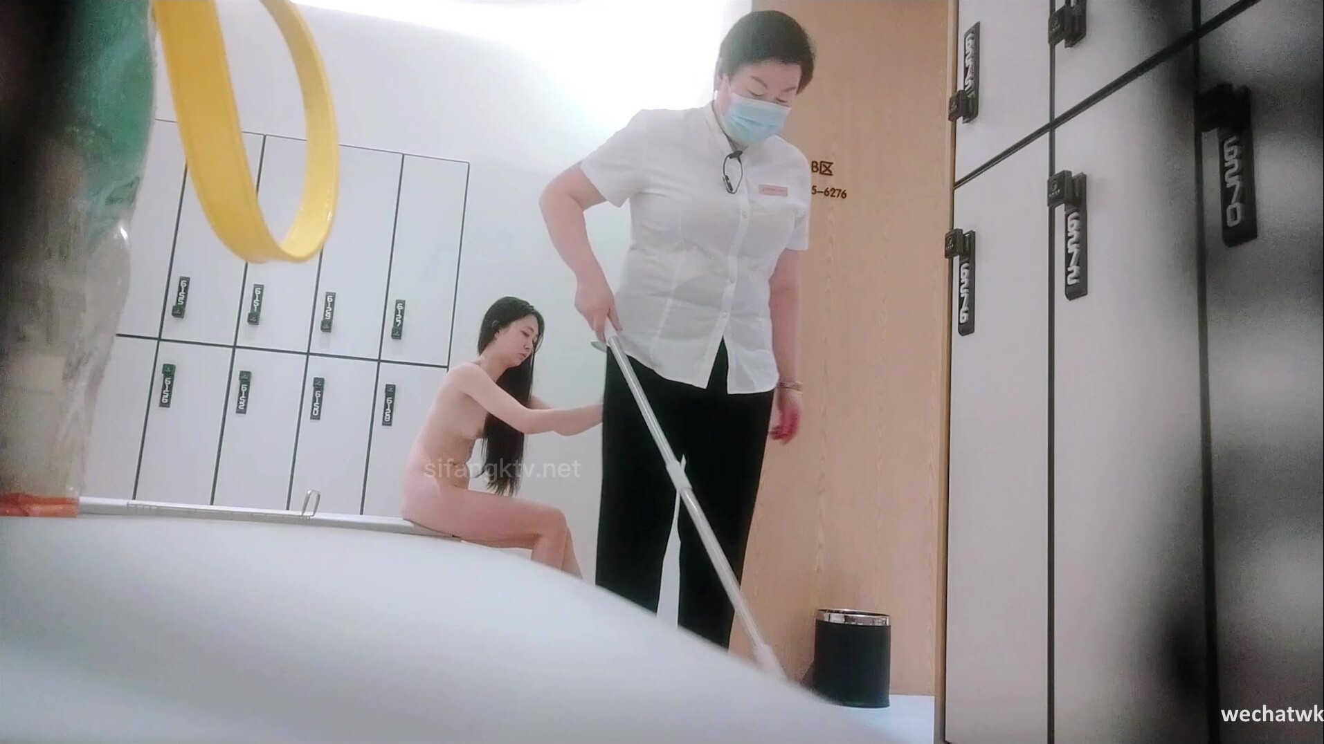 國內洗浴偷拍[高畫質無損版]高冷範兒冷豔美女，穿衣服塗護膚露全過程，身後巨乳飄 (2