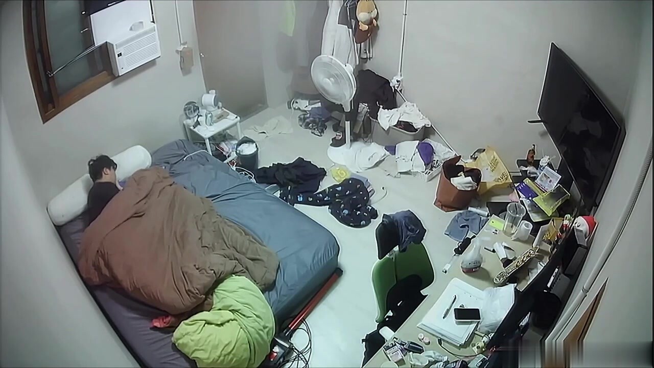 駭客破解家庭網路攝像頭偷拍被人打斷腿的紋身胖哥和模特身材漂亮做愛好菜被豬啃了女友