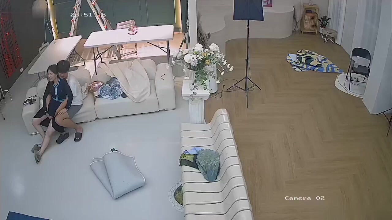 駭客破解網路攝像頭監控偷拍攝影棚沒有其它人的時候攝影師淫穢老闆娘和她親熱