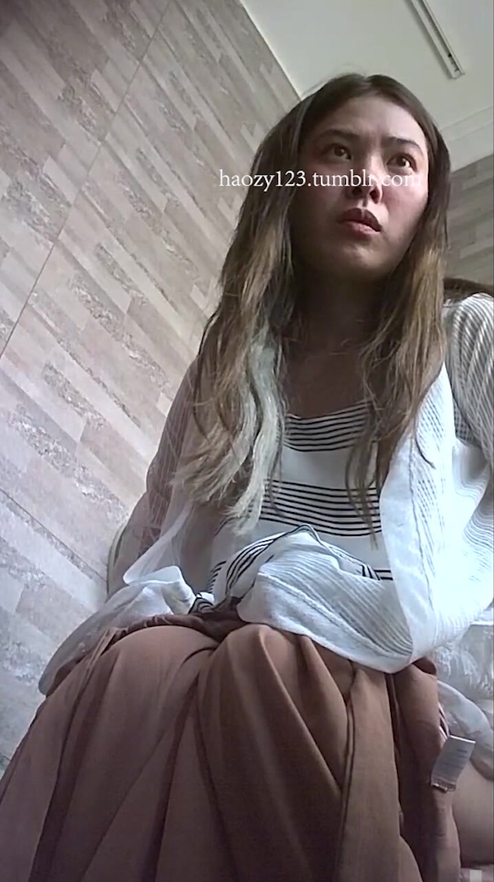 旅遊區女廁全景偷拍一起的兩個美女同事的極品美鮑魚 劉思穎