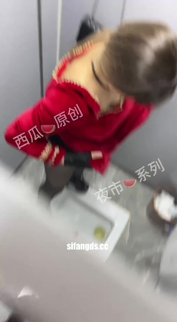 九月新流出西瓜大神廁拍夜市系列手持闖拍紅裙高跟美女尿尿內褲有點特別