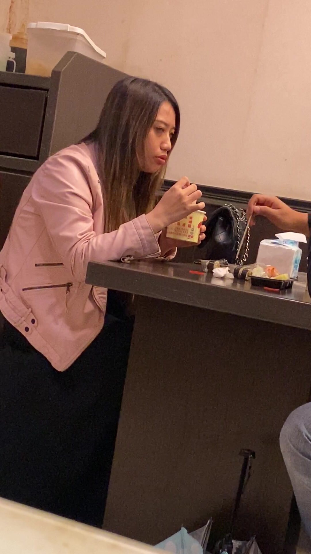 小吃店女廁全景偷拍多位美女噓噓還有幾個不錯的少婦鮑魚保養的非常好還是粉嫩粉嫩的3