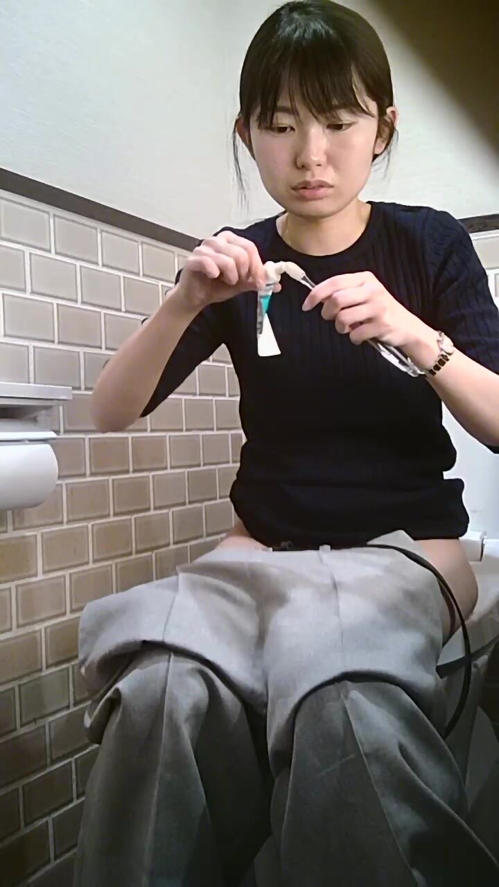 魔手外購，美女如雲快餐店，正面偸拍超多小姐姐大小便，形形色色的美女看臉再看下 (3)