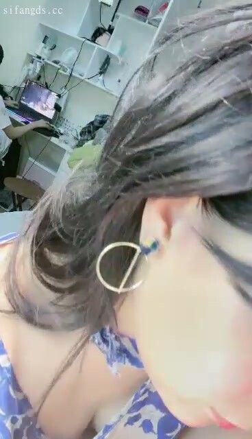 【超可愛嬰兒肥白皙身材】最新下海蘿莉！極品白虎饅頭逼逼，說自己是耐操型的，邊操邊聊天 還噴水 (2)