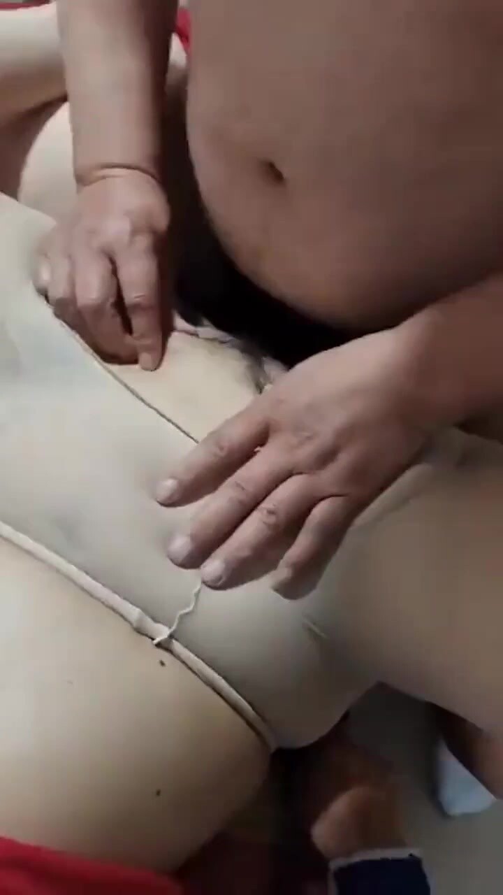 熟女媽媽 媽你叫出來 射我媽逼裡 哎呦哎喲 媽我看一下射的多不多 媽媽單身多年在家找個大叔內射滋潤一下騷穴