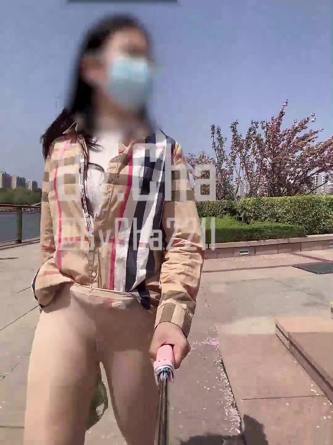 【查小理】內部群，最新母狗露出任務，與路人 大媽 司機 協警 環衛 擦肩而過 (3)