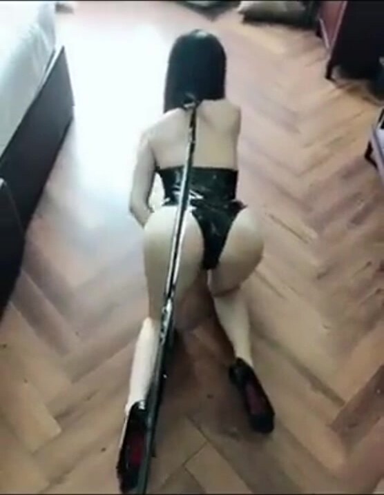 牽著我家的淫妻騷母狗出來溜達，一邊扭白嫩大屁股，像狗一樣爬，最後被爆操內射