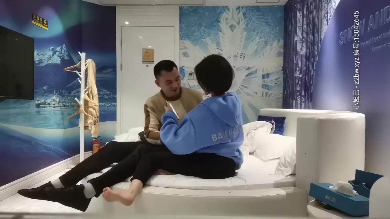 短髮幹練女郎下榻酒店，伺候金主，舔逼，好腰力騎乘男主，夜夜笙歌！