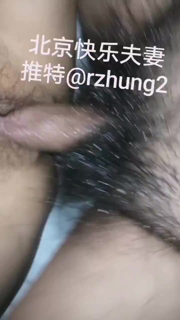 這視覺看著也很爽媳婦的小肉逼就喜歡面對面的姿勢比之前耐操了進進出出的還沒有給媳婦操噴水過這視覺一邊操一邊噴水就極品了