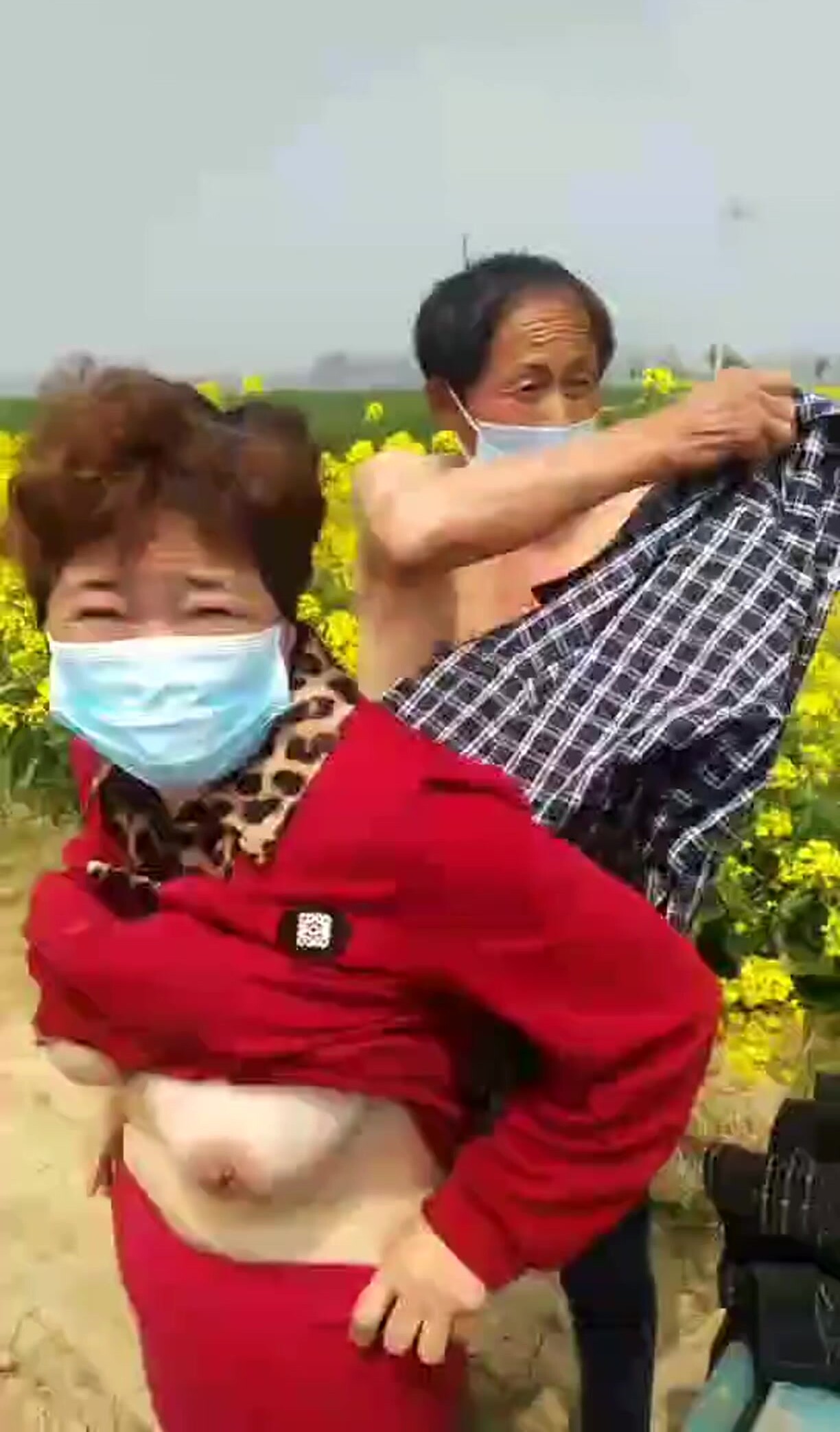 大爺大媽開三輪車去賞花   性之所至 在三輪車上直接肏起來了
