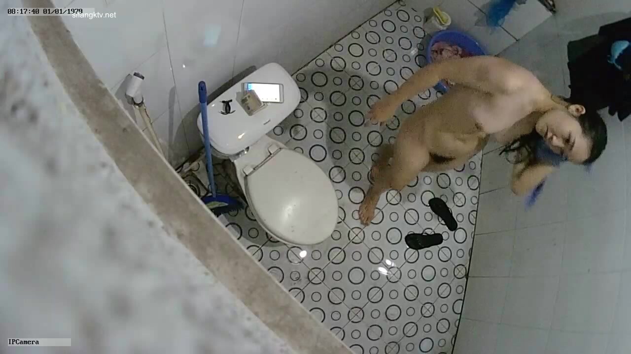 冒死爬牆偷窺樓下身材火爆的少婦洗澡 心情很好扭扭屁股哼著小曲