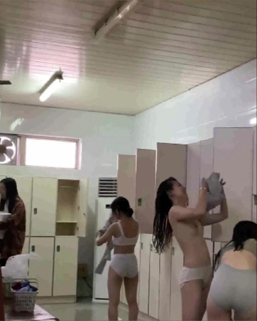 貴在真實極限偸拍！渣女大學生校內浴池現場曝光內部壯觀春色，週末洗澡的多，走來走去一屋子脫換衣服的學生妹 (3)