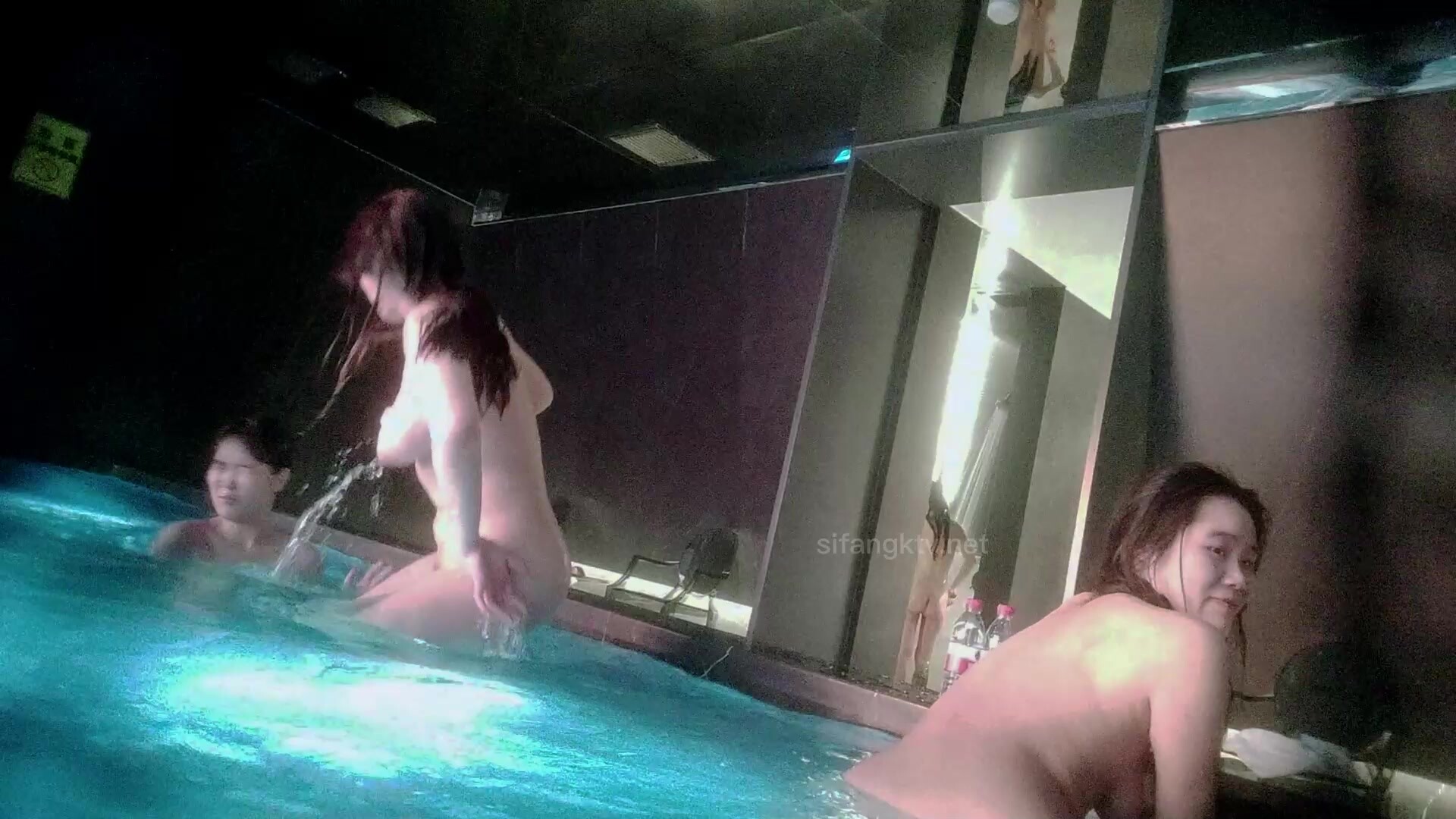 女人坑女人！溫泉洗浴女賓內部春光真實偸拍，巨乳控的福利，幾位年輕小姐姐發育的真好，一對車大燈真是養眼