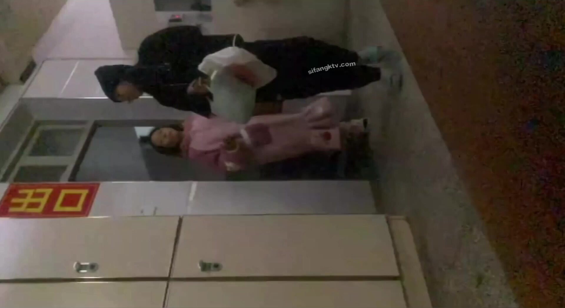 貴在真實極限偸拍！渣女大學生校內浴池現場曝光內部壯觀春色，週末洗澡的多，走來走去一屋子脫換衣服的學生妹 (5)