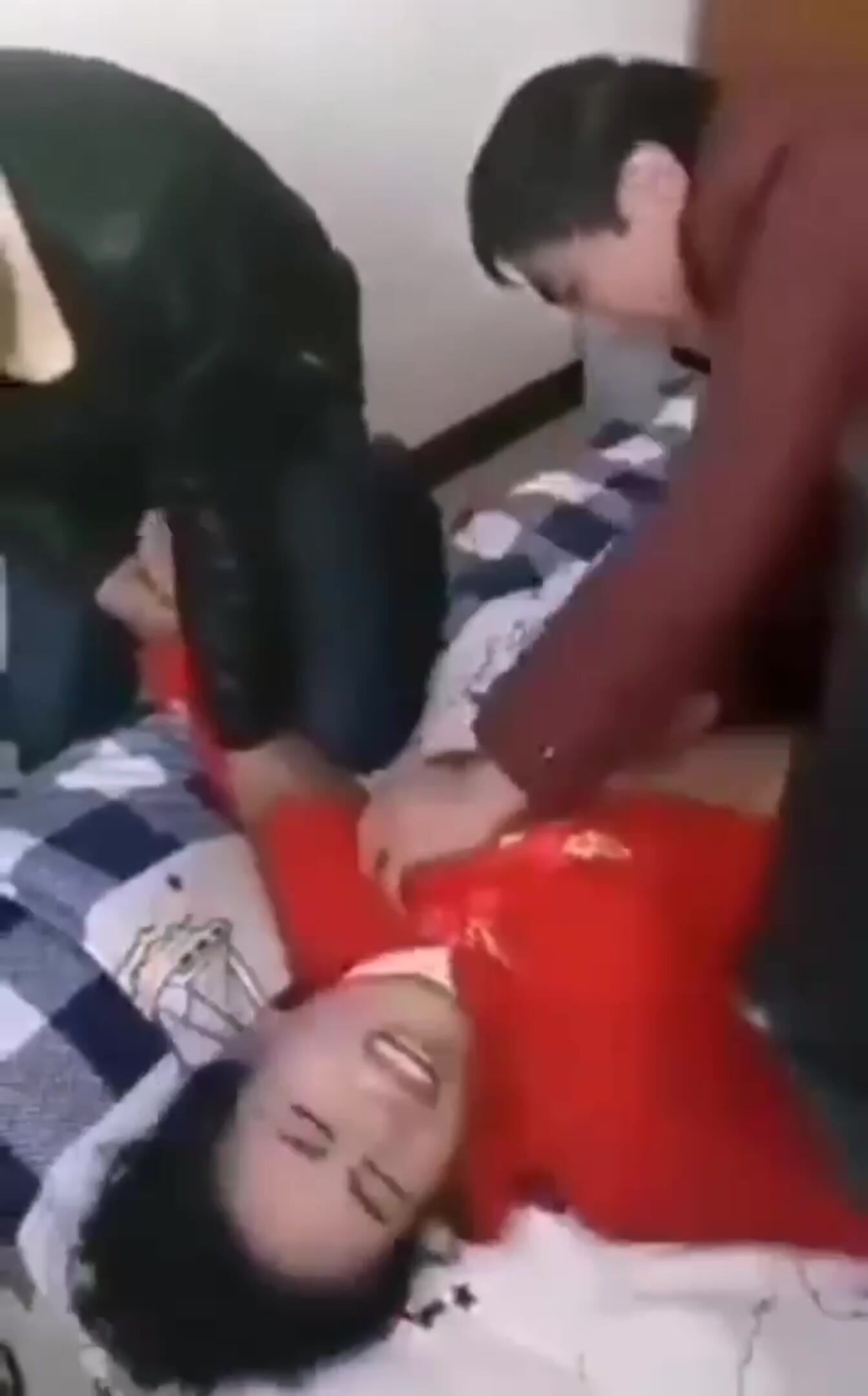 這是哪裡口音啊？低俗婚禮鬧婚 新娘被按在床上 奶子被瘋狂揉搓寫字 這種陋習竟還在延續！