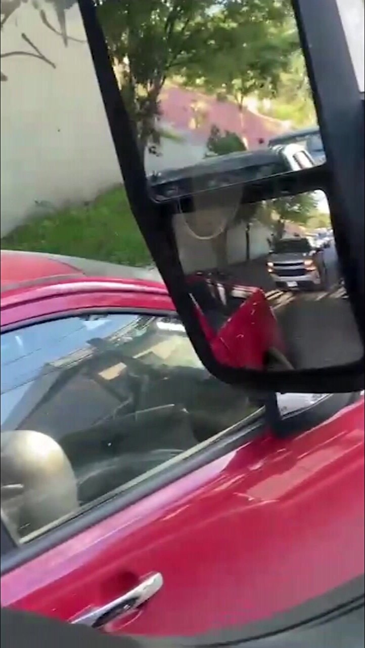 車上無意中的一瞥臥槽 ,旁邊小車上的情侶在幹啥？